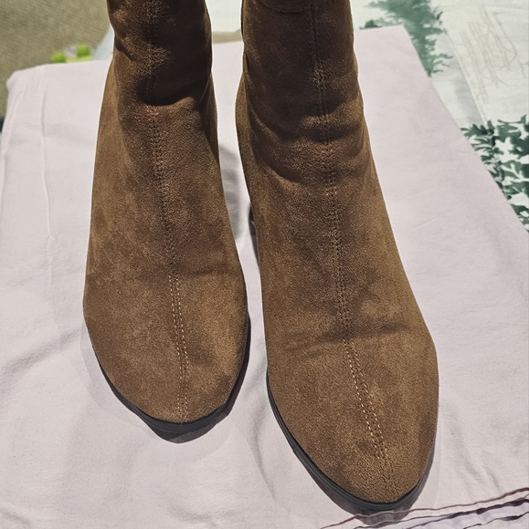 Boots - Picture 2 of 5